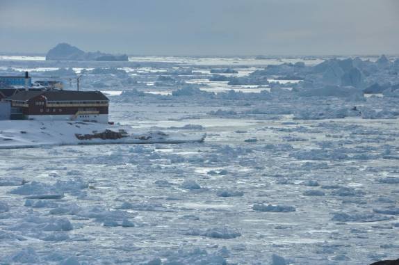 Gelo cobre pequena baía em Ilulissat, na Groelândia